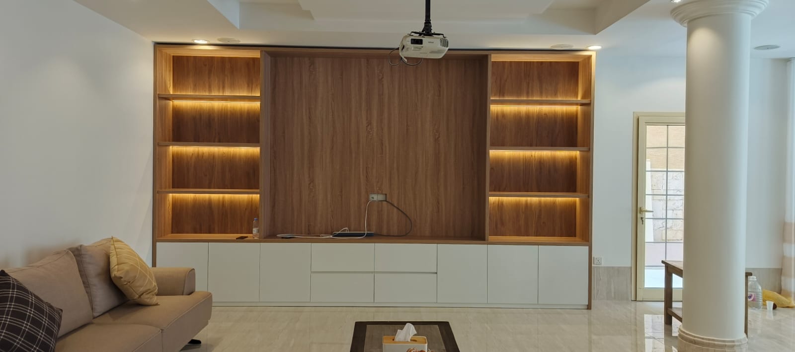 وحدة تلفزيون خشبية مع رفوف جانبية مضاءة من تنفيذ Huge Home