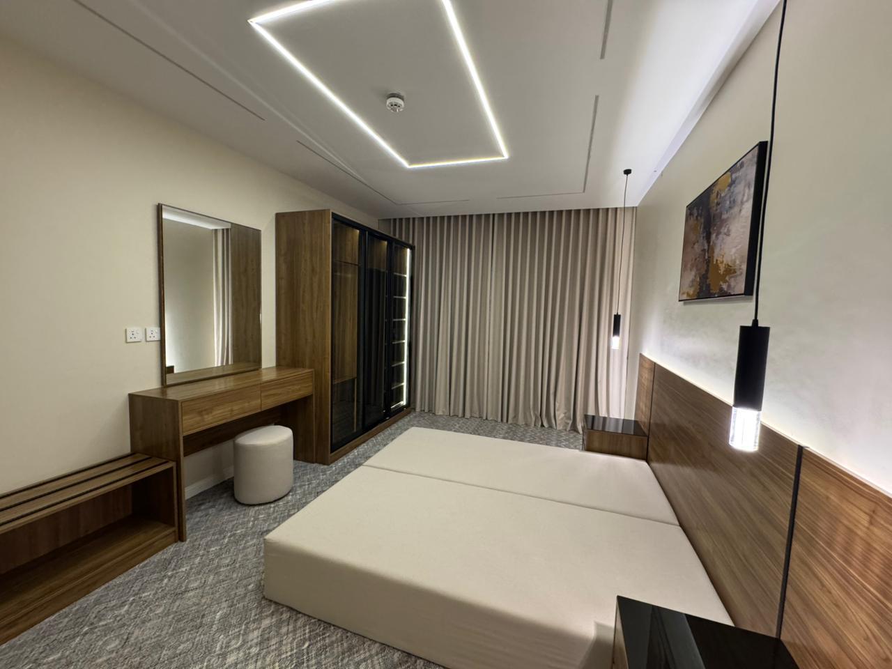 نموذج غرفة فندقية مجهزة من Huge Home